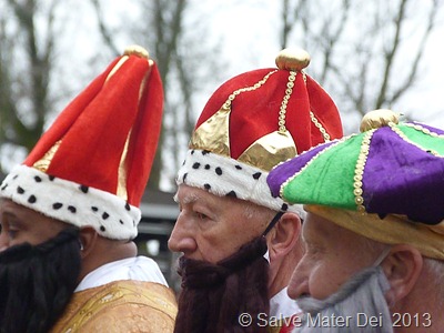 Like the Magi, we are called to perpetually bring the Gold of charity, the Frankinsence of prayer and the Myrrh of penetential sacrifice. © Salve Mater Dei 2013